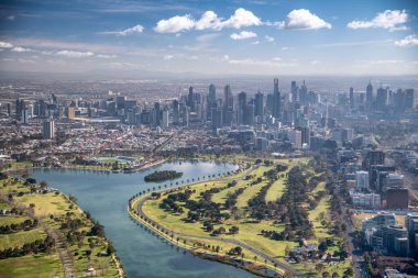 Güneşli bir günde Albert Park ve gökdelenler ile Melbourne Hava şehir manzaralı