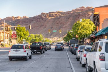 Moab, Ut - 23 Haziran 2018: Trafik şehir sokaklar boyunca gün batımında. Moab turistik şehir Arches National Park yakınındaki olduğunu.
