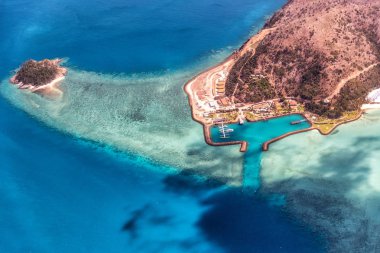 Bağlantı noktası ile güzel Mercan Adası ve küçük ada önde havadan görünümü.