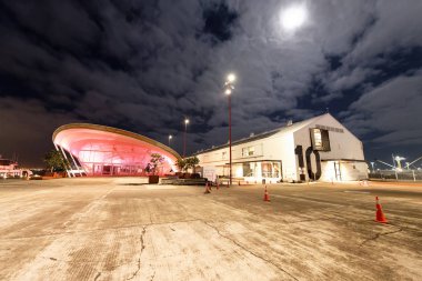 Auckland, Yeni Zelanda - 26 Ağustos 2018: Auckland gece liman bölgesinde. Auckland dünya çapında 1 milyondan fazla turist tarafından ziyaret edilmiştir.