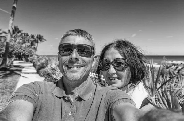 Pareja Feliz Los Años Cuarenta Disfrutando Visita Costa Florida —  Fotos de Stock