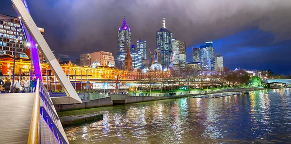 Les Gratte Ciel Ville Rivière Yarra Nuit Southbank Footbridge Melbourne — Photo