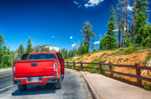 Red Car Discovering National Park Usa — Stock Photo, Image