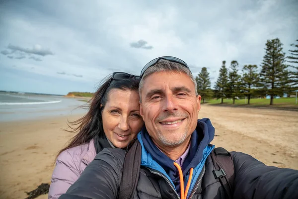 Couple Dans Les Années Heureux Sur Plage Faisant Selfie — Photo