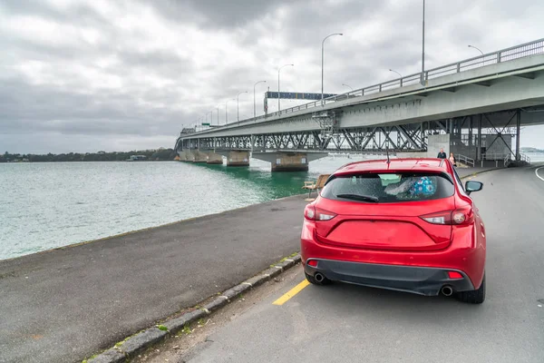 Coche Rojo Bajo Puente Del Puerto Auckland Autopista Del Norte —  Fotos de Stock