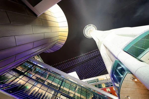 Mot Himlen Utsikt Över Stadens Skyskrapor Och Tornet Natten Auckland — Stockfoto