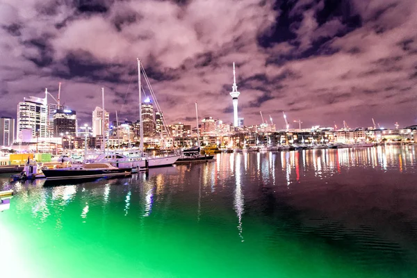 Vista Dos Arranha Céus Cidade Noite Bacia Viaduto Auckland — Fotografia de Stock
