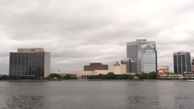 Jacksonville, Fl - Nisan 2018: Şehir binaları Saint Johns Nehri boyunca bulutlu bir günde. Önemli bir cazibe Florida şehridir