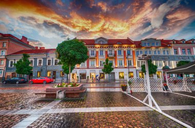 Vilnius, Litvanya - 9 Temmuz 2017: Şehir günbatımı renkleri Town Hall Meydanı'nda. Vilnius her yıl 3 milyon turist çeken.