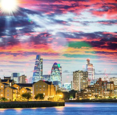 Canary Wharf gece manzarası ile Thames Nehri yansımaları, Londra - İngiltere.