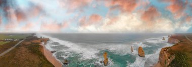 12 Havarinin panoramik hava manzarası güzel bir bahar gündoğumu, Port Campbell Ulusal Parkı, Victoria - Avustralya.