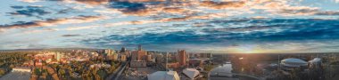 Günbatımı Adelaide, Güney Avustralya üzerinden. Güzel hava panoramik görünüm.
