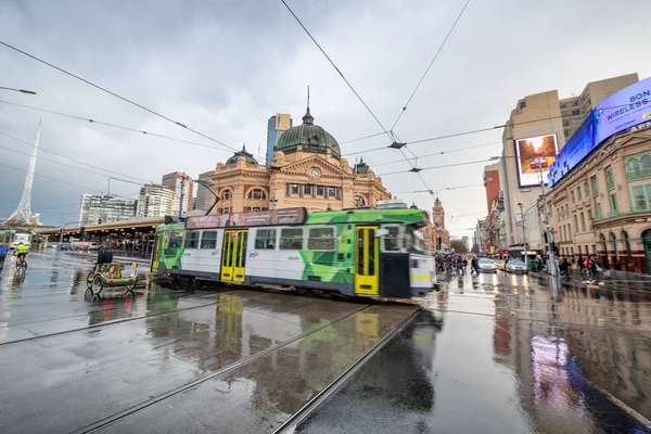 Melbourne Victoria September 2018 Wazig Zicht Stadsverkeer Een Regenachtige Avond — Stockfoto