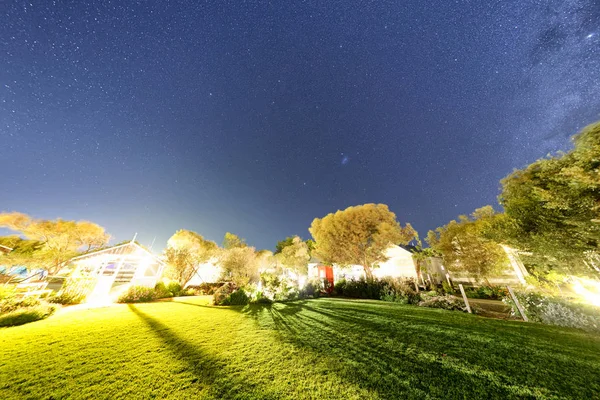 Pequeño Pueblo Bajo Vía Láctea Una Noche Estrellada — Foto de Stock