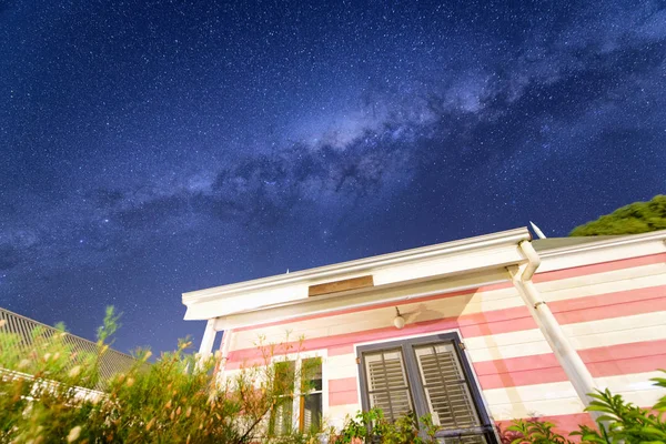 Roze Huis Een Sterrennacht Met Melkweg — Stockfoto