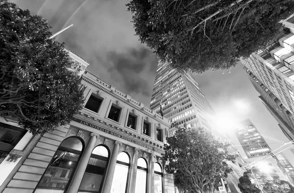 San Francisco Ağustos 2017 Gece Şehir Sokaklarını Transamerica Building Yakınındaki — Stok fotoğraf