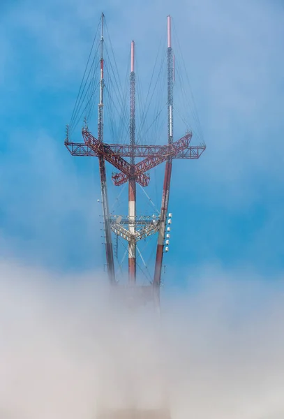 Elektriska Tower Höljd Dimma — Stockfoto