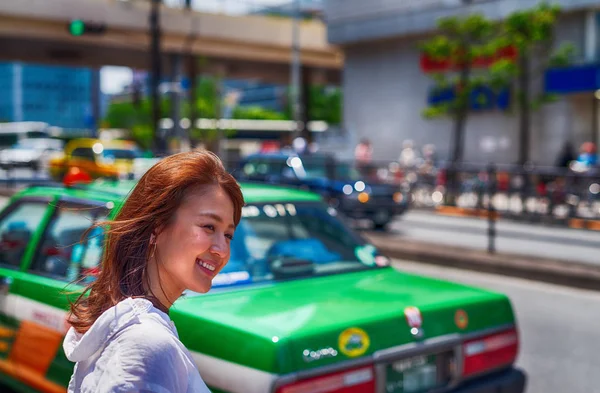 Feliz Asiático Mujer Turista Buscando Taxi Tokio —  Fotos de Stock