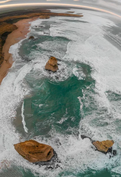 十二使徒定員会石灰岩スタック オーストラリアの空中パノラマ サンライズ ビュー — ストック写真