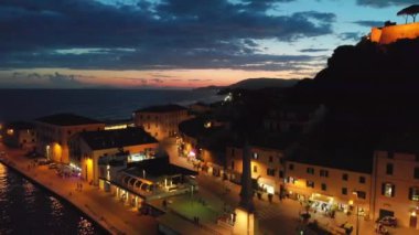 Castiglione della Pescaia, Güneş battıktan sonra gece, havadan görünümü