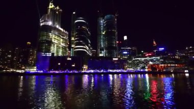 Sydney - 6 Kasım 2015: Darling Harbour panorama adlı gece. Şehrin 20 milyon insan her yıl çekiyor..