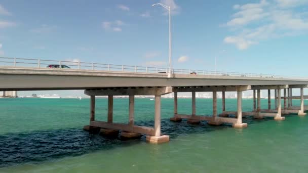 Пташиного Польоту Rickenbacker Causeway Прекрасний Сонячний День — стокове відео