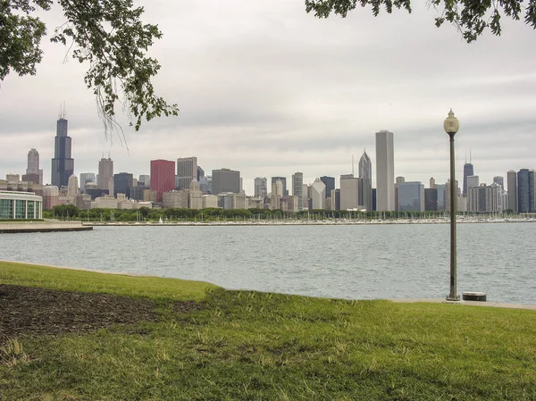 Gün Batımında Illinois Chicago Güzel Bir Şehir Binaları Alacakaranlıkta — Stok fotoğraf