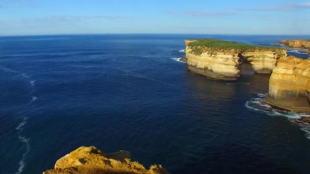 ポート キャンベル ビクトリア オーストラリア ビデオ偉大な海の道の海岸線のパノラマ空中ビュー — ストック動画