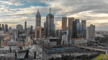 Melbourne, Avustralya - 6 Eylül 2018: Cityscape batımında hava görünümünü. 15 milyondan fazla turist her yıl Melbourne ziyaret.
