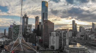 Melbourne, Avustralya - 6 Eylül 2018: Cityscape batımında hava görünümünü. 15 milyondan fazla turist her yıl Melbourne ziyaret.