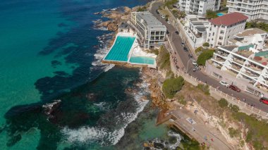 Güneşli bir günde, Avustralya Bondi Beach ek yükü havadan görünümü.