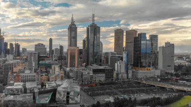 Melbourne, Avustralya - 6 Eylül 2018: Cityscape batımında hava görünümünü. 15 milyondan fazla turist her yıl Melbourne ziyaret.