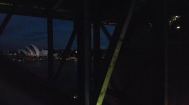Sidney Liman Köprüsü, gece, havadan görünümü.