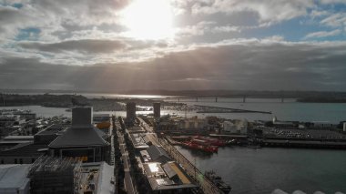 Auckland, Yeni Zelanda - 26 Ağustos 2018: cityscape batımında hava görünümünü. 1 milyondan fazla turist Auckland her yıl ziyaret-