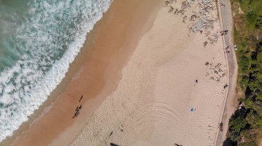 Güneşli bir günde, Avustralya Bondi Beach ek yükü havadan görünümü.