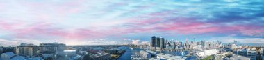 Sydney Darling Harbour güzel bir güneşli gün, New South Wales, Avustralya üzerinde günbatımında gökdelenler ve eski havadan görünümü.