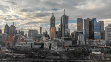 Melbourne, Avustralya - 6 Eylül 2018: Cityscape batımında hava görünümünü. 15 milyondan fazla turist her yıl Melbourne ziyaret.