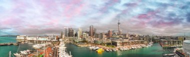 Hava panoramik Auckland Skyline alacakaranlıkta, Yeni Zelanda.