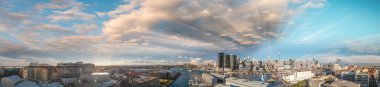 Sidney, Avustralya. Günbatımı hava panoramik Darling Harbour ve şehir gökdelenler Wentworth Parkı