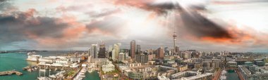 Hava panoramik Auckland Skyline alacakaranlıkta, Yeni Zelanda.