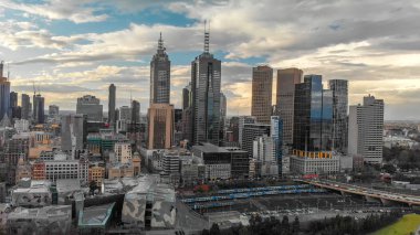 Melbourne, Avustralya - 6 Eylül 2018: Cityscape batımında hava görünümünü. 15 milyondan fazla turist her yıl Melbourne ziyaret.