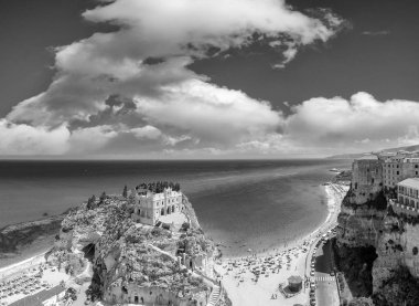 Tropea panoramik kıyı şeridi ve kale, Calabria havadan görünümü.