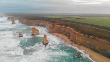 Hava panoramik gündoğumu görünümünü Twelve Apostles kireçtaşı yığınlar, Avustralya.