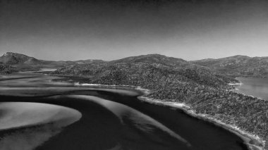 Hava siyah beyaz panoramik görünümünden Whitehaven plaj dron, Queensland.