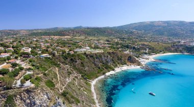 Havadan görünümü güzel okyanus Calabria, İtalya.