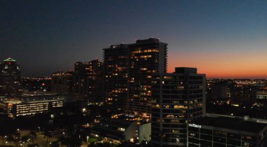 West Palm Beach, Fl - 10 Nisan 2018: Hava şehir manzarası, gece. Palm Beach Florida önemli bir yer.