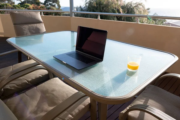 Moderner Laptop Auf Einem Terrassentisch Mit Orangensaft Und Meerblick Business — Stockfoto