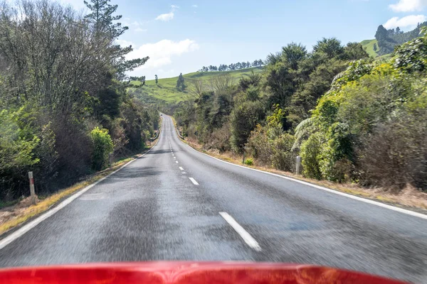 赤い車から見た美しい田舎道 — ストック写真