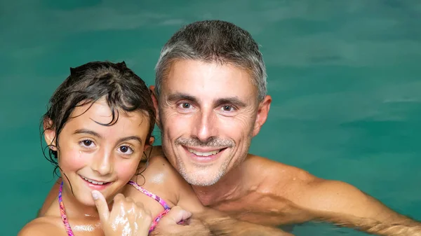 Feliz Padre Hija Relajándose Una Piscina Por Noche — Foto de Stock