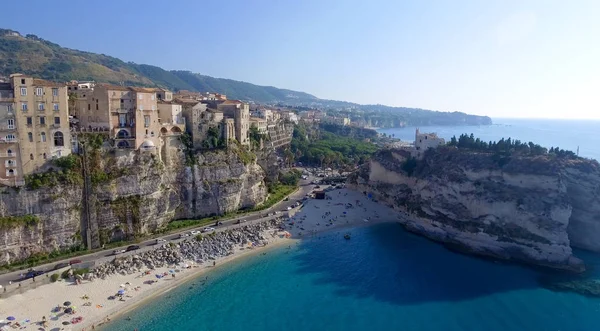 カラブリア州イタリアの Tropea のビーチの素晴らしい空撮 — ストック写真